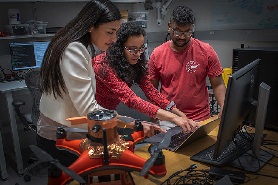 Stephanie Gil with students in her lab